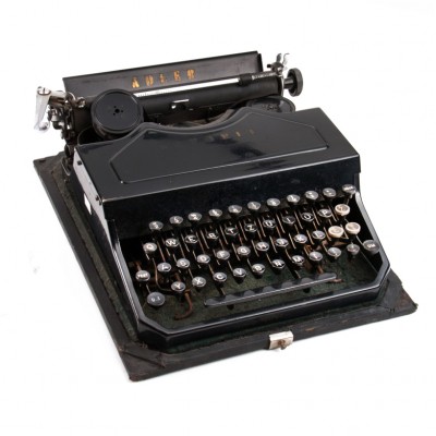 Maszyna do pisania „Adler Favorit ” w oryginalnej walizce. Niemcy, lata 30. XX w.